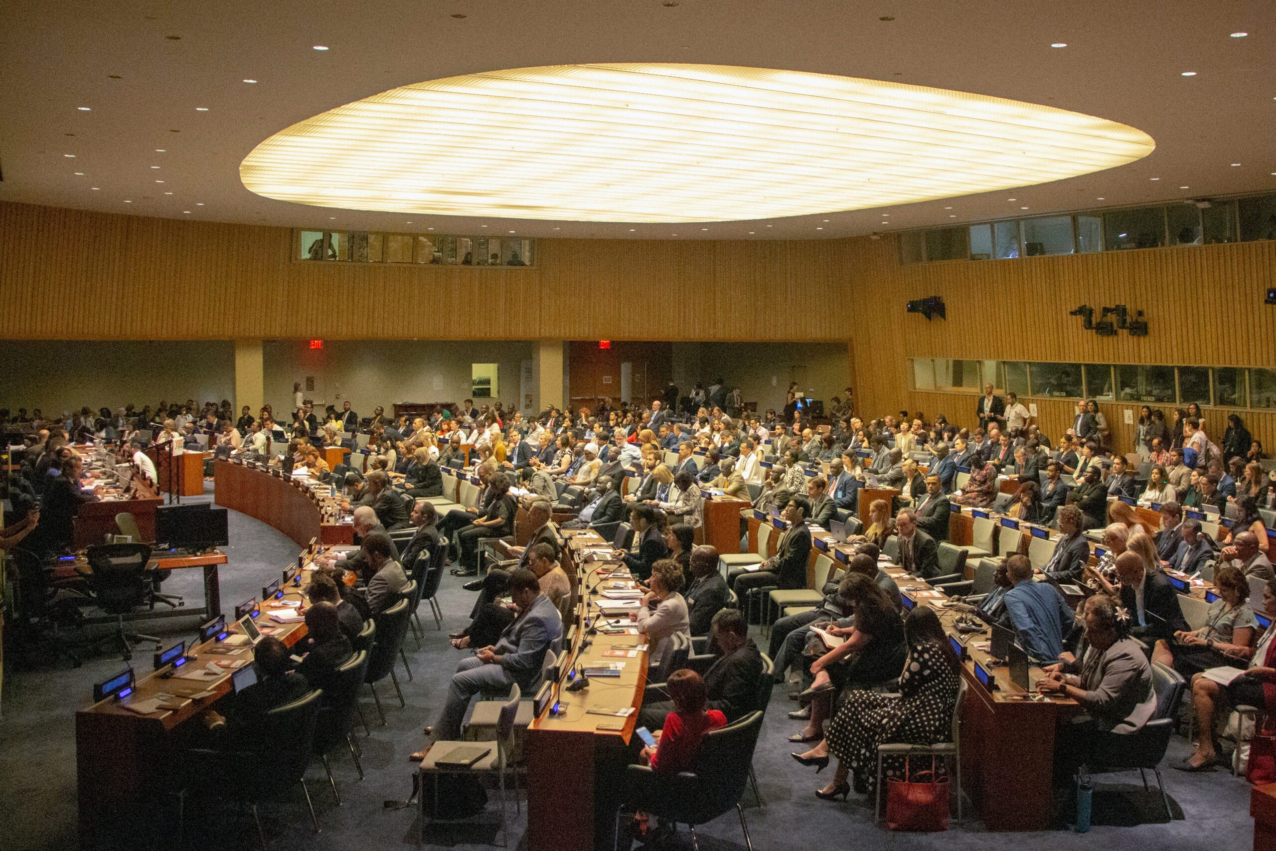 Sala plenaria affollata durante una sessione di lavoro